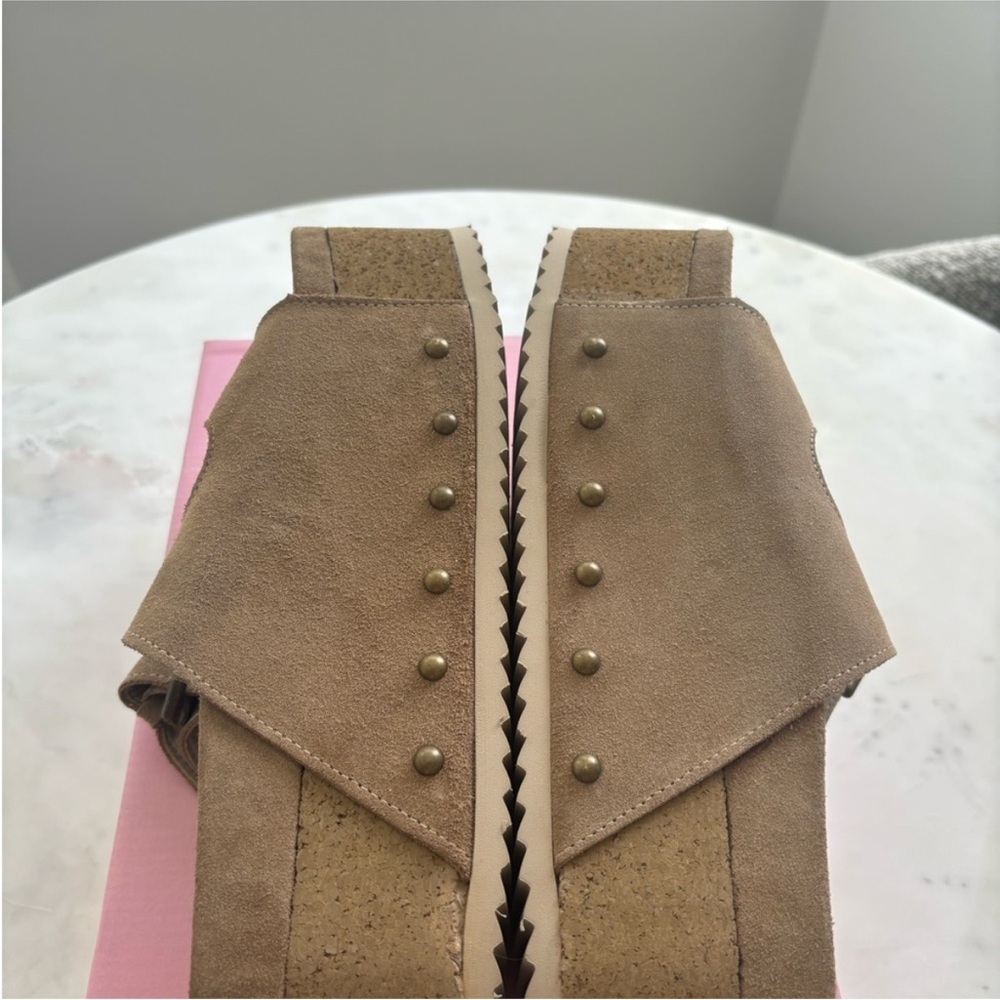 EUC. Size 8. Tan Platform Sandals with Buckle Detail.  Sexy. Cute. Comfortable - Picture 6 of 9